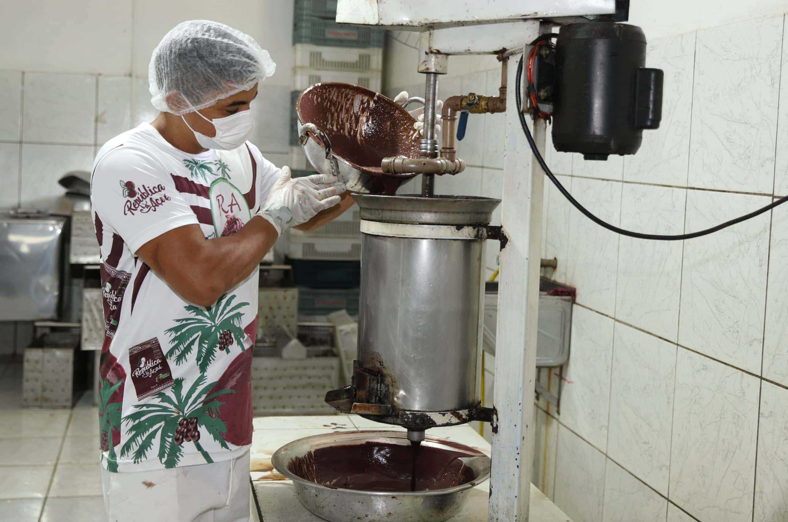 Processamento de açaí em agroindústria no município de Feijó, no Acre