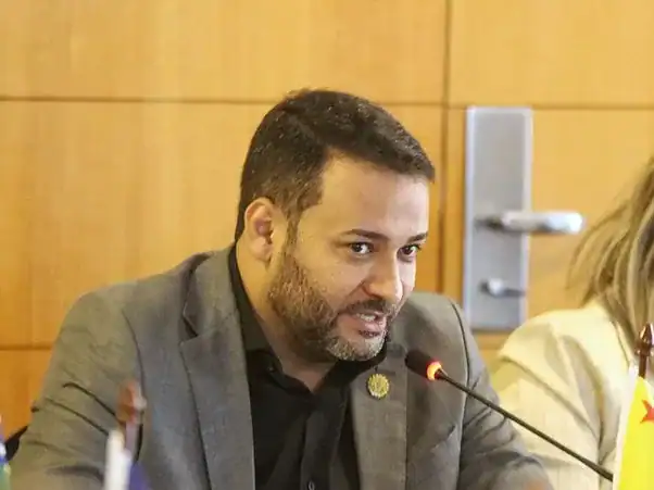 Secretário de Educação do Acre, Aberson Carvalho, nega atraso no pagamento a agricultores familiares.