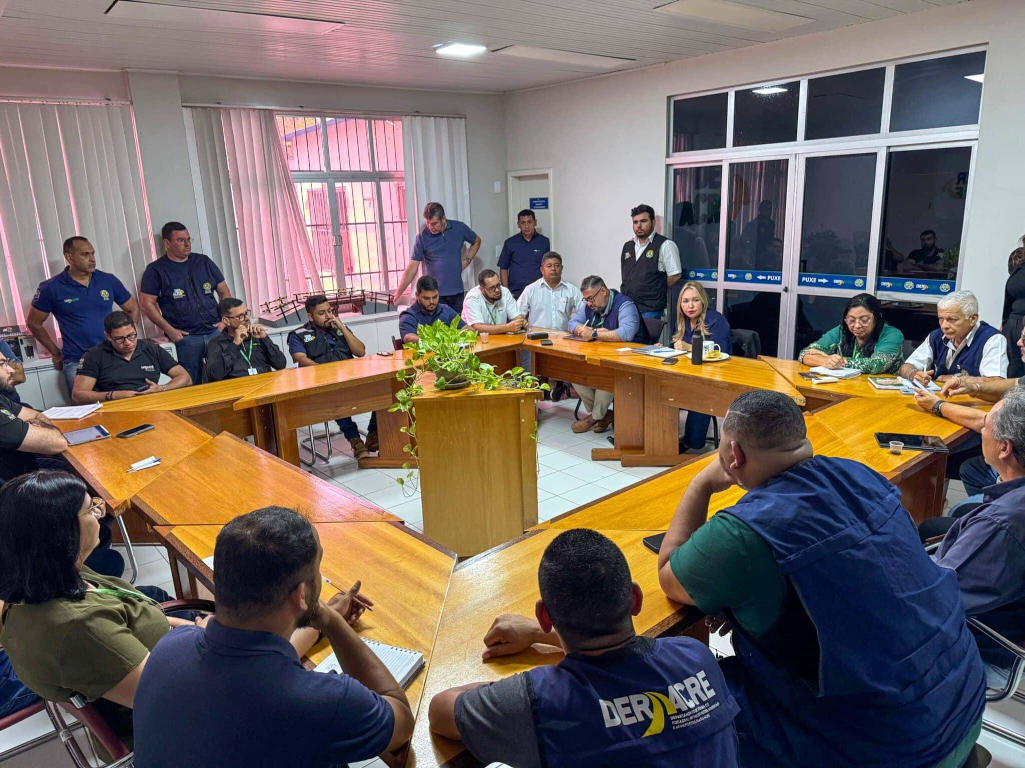 Equipe do Deracre discute retomada de obras e ações em ramais no Acre