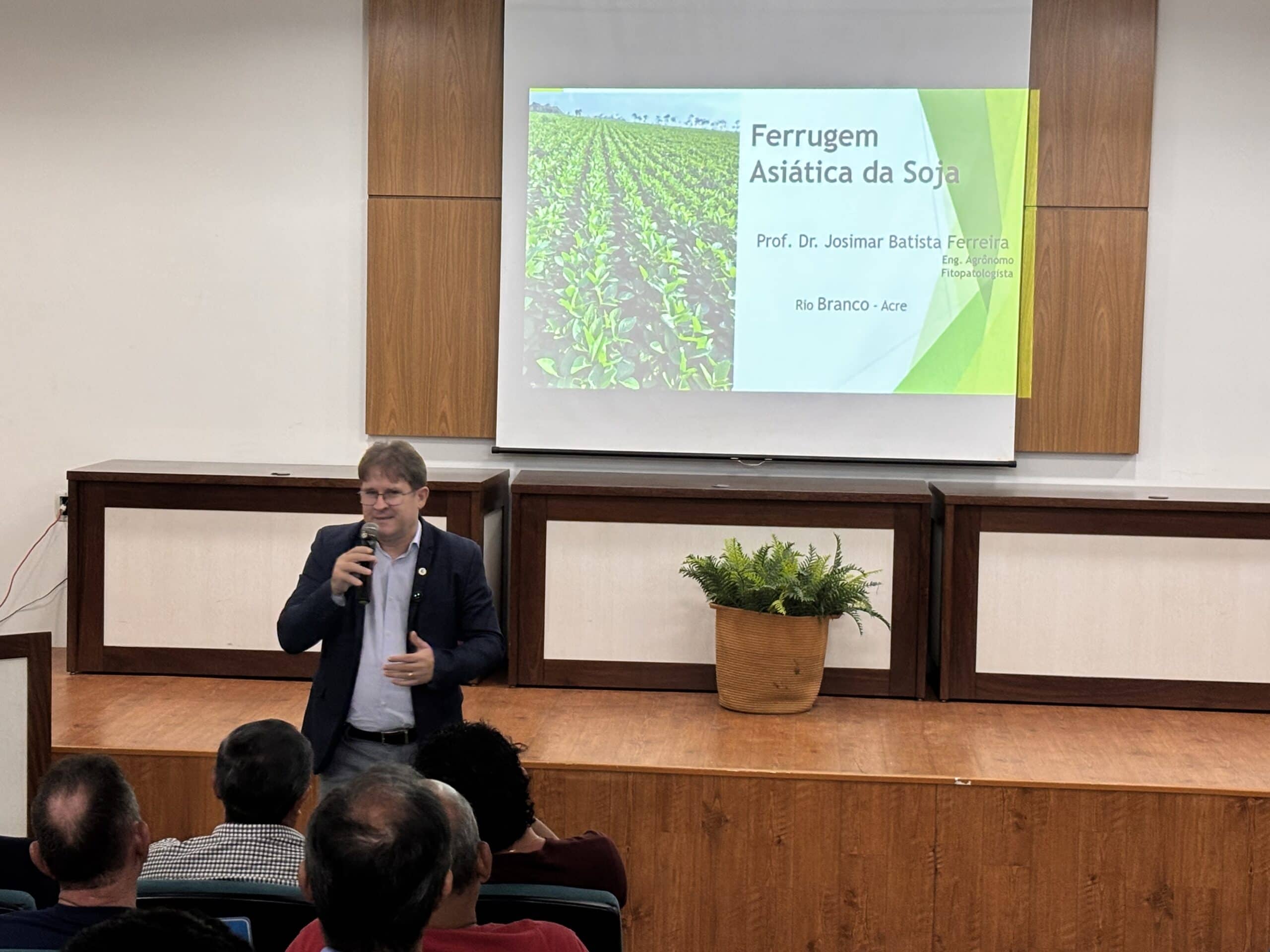 Dr. Josimar explica o que acontece com a plantação atingida. Foto: Luiz Eduardo